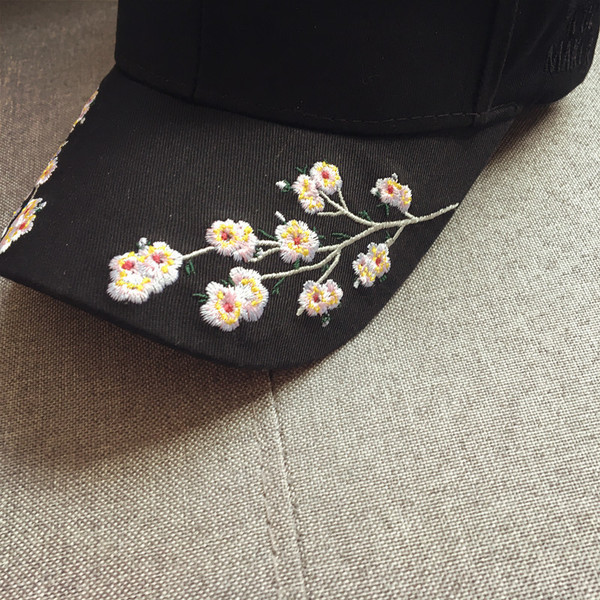 καπέλο του μπέιζμπολ κυρία με τα όμορφα κεντήματα