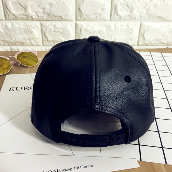 Casual κυρίες καπέλο faux δέρμα με μια ενδιαφέρουσα επιγραφή σε 2 χρώματα