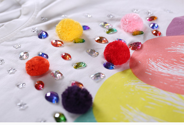 Бузка с къс ръкав и шарени елементи с много интересно завързване 