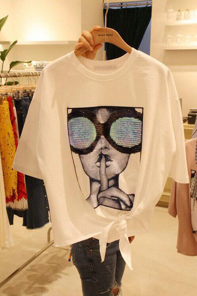 Ευρεία κυρίες T-shirt με κοντά μανίκια και απλικέ