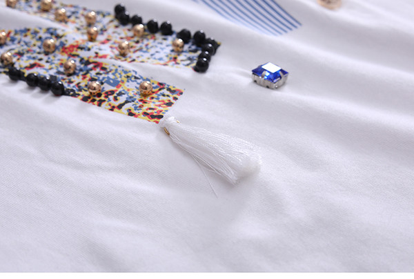 Изчистена бяла блузка с къс ръкав и надпис с паети