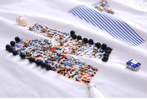 Изчистена бяла блузка с къс ръкав и надпис с паети