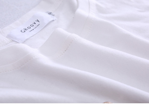 Изчистена бяла блузка с къс ръкав и надпис с паети