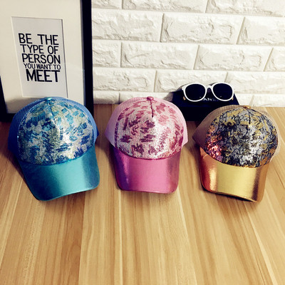 Цветни дамски шапки с пайети различни модели
