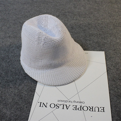 Κομψή δεμένη καπέλο με γείσο