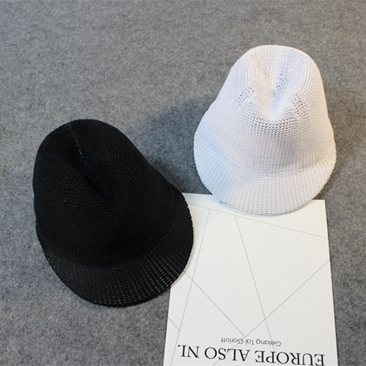 Κομψή δεμένη καπέλο με γείσο