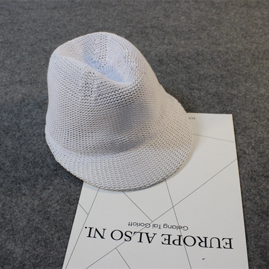 Κομψή δεμένη καπέλο με γείσο