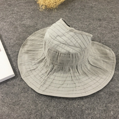 Μια ενδιαφέρουσα καπέλο μοντέλο στην παραλία με ανοιχτό πίσω