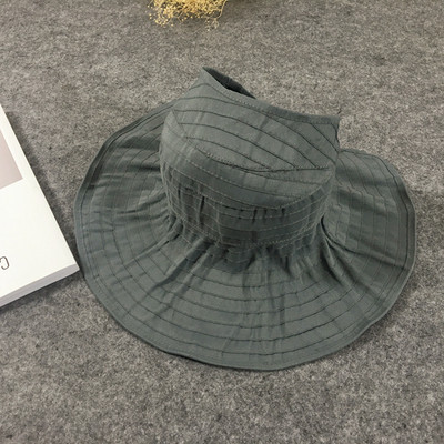 Μια ενδιαφέρουσα καπέλο μοντέλο στην παραλία με ανοιχτό πίσω