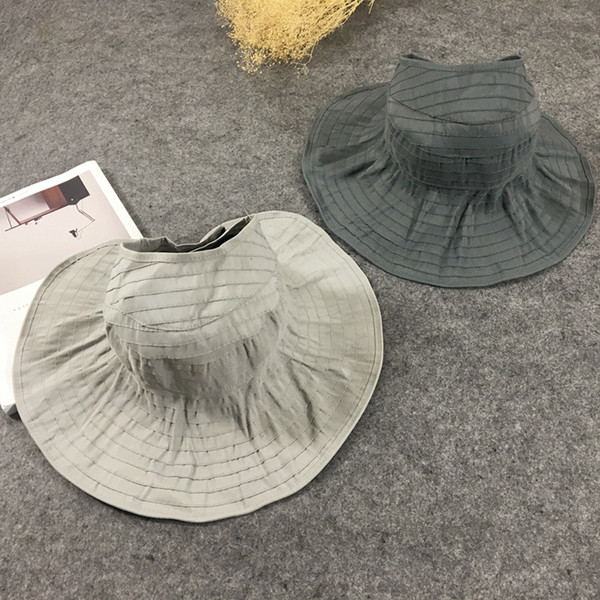 Μια ενδιαφέρουσα καπέλο μοντέλο στην παραλία με ανοιχτό πίσω