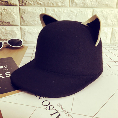 Μια όμορφη καπέλο κυρία με τα αυτιά