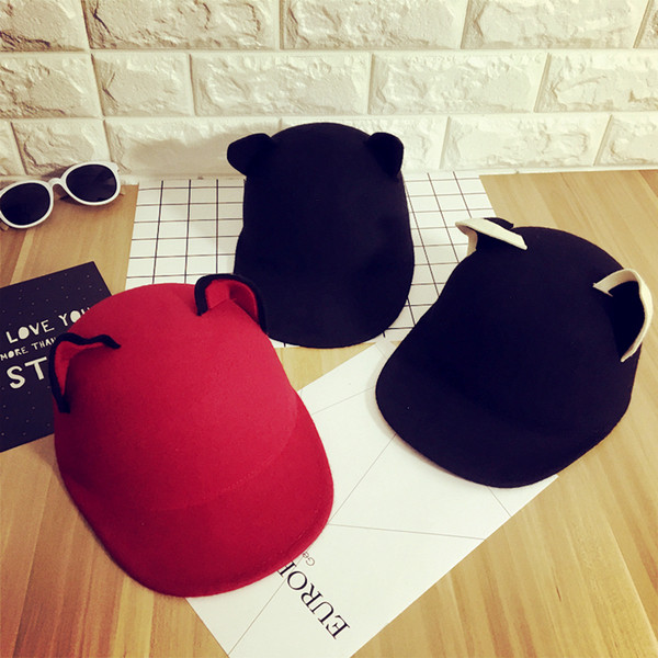 Μια όμορφη καπέλο κυρία με τα αυτιά