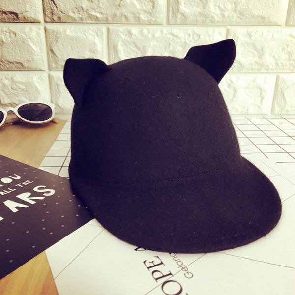 Μια όμορφη καπέλο κυρία με τα αυτιά