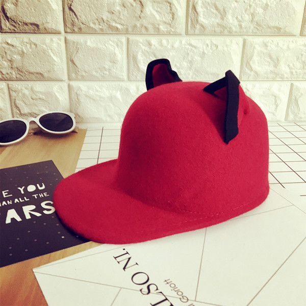 Μια όμορφη καπέλο κυρία με τα αυτιά