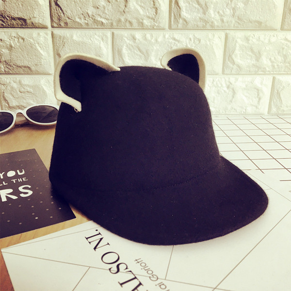 Μια όμορφη καπέλο κυρία με τα αυτιά