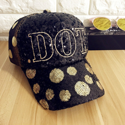 Σύγχρονες γυναίκες καπέλο του μπέιζμπολ με πούλιες