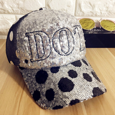 Σύγχρονες γυναίκες καπέλο του μπέιζμπολ με πούλιες