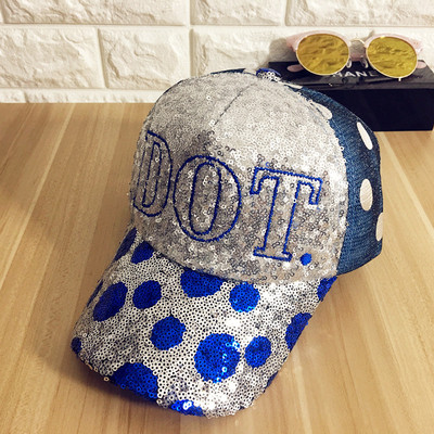 Σύγχρονες γυναίκες καπέλο του μπέιζμπολ με πούλιες