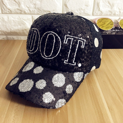 Σύγχρονες γυναίκες καπέλο του μπέιζμπολ με πούλιες