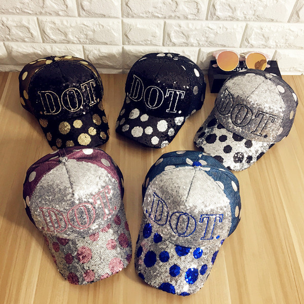 Σύγχρονες γυναίκες καπέλο του μπέιζμπολ με πούλιες