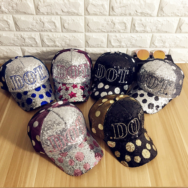 Σύγχρονες γυναίκες καπέλο του μπέιζμπολ με πούλιες