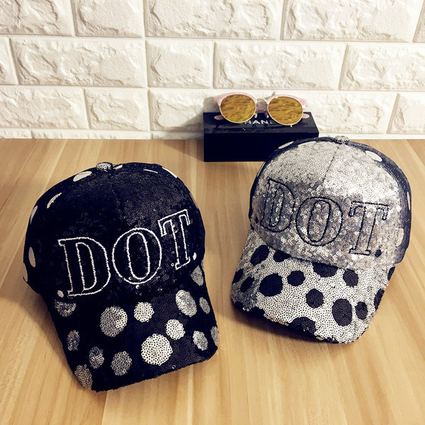 Σύγχρονες γυναίκες καπέλο του μπέιζμπολ με πούλιες