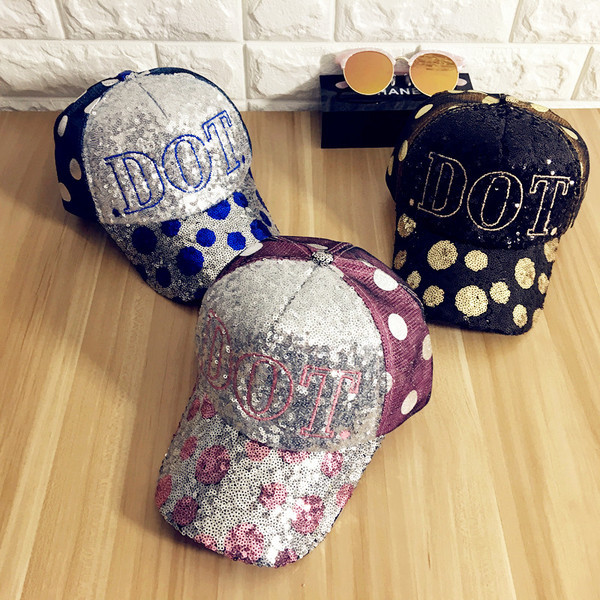 Σύγχρονες γυναίκες καπέλο του μπέιζμπολ με πούλιες