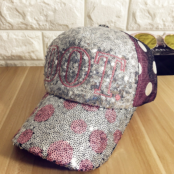 Σύγχρονες γυναίκες καπέλο του μπέιζμπολ με πούλιες