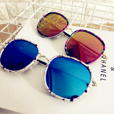Стилни слънчеви очила с отразяващи стъкла