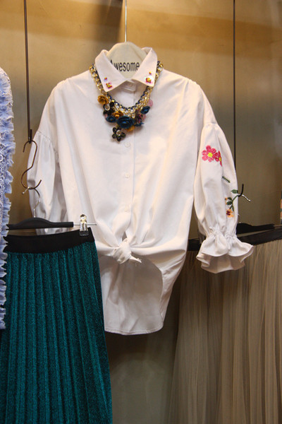 Свежа дамска бяла дълга риза с бродирани ръкави