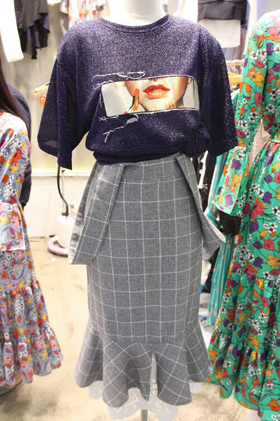 Σύγχρονη κυρίες μπλούζα με κοντό μανίκι και απλικέ