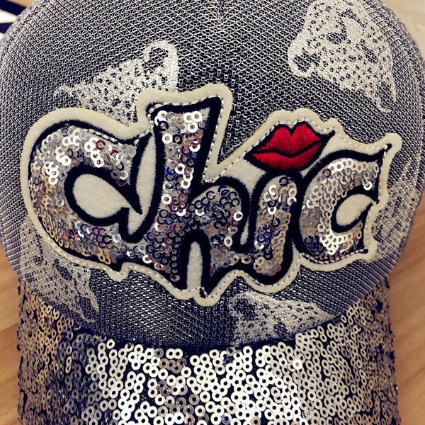 Страхотна дамска бейзболна шапка с пайети и бродиран надпис