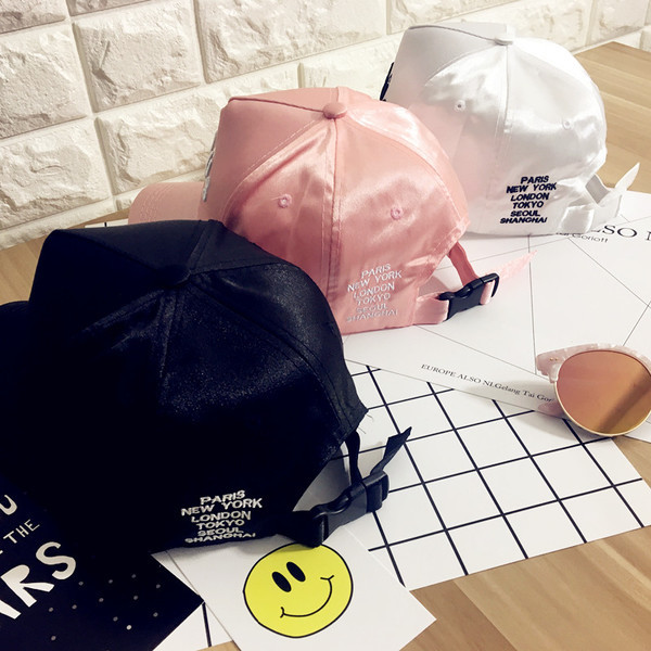 Нов модел дамска семпла шапка с надпис