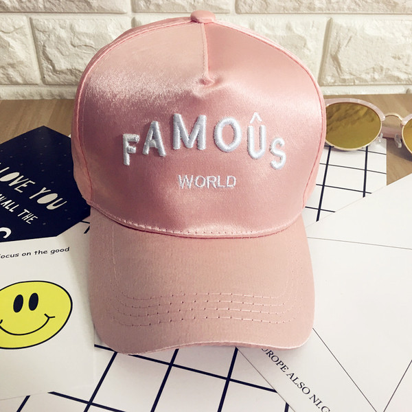 Нов модел дамска семпла шапка с надпис