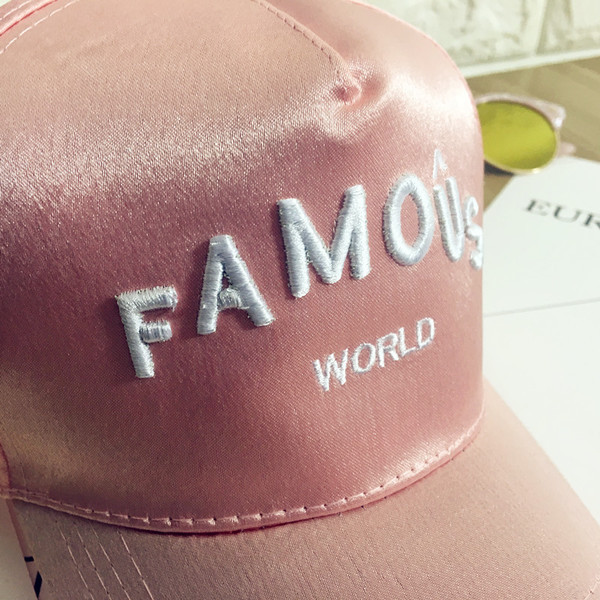 Нов модел дамска семпла шапка с надпис