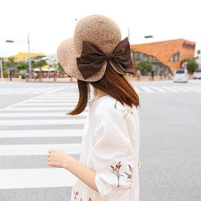 Κομψό κυρίες καπέλο με μεγάλο κορδέλα