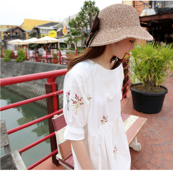 Κομψό κυρίες καπέλο με μεγάλο κορδέλα