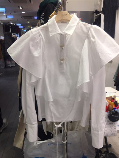 Много нежна дамска бяла риза с дълги и широки ръкави