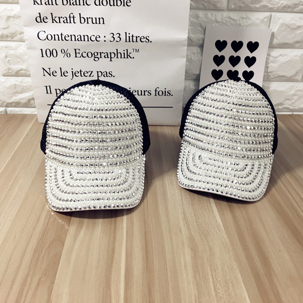 Красива дамска шапка с капси и дишаща материя