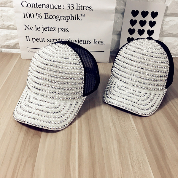 Красива дамска шапка с капси и дишаща материя