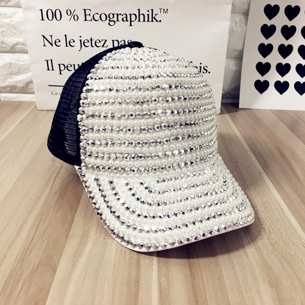 Красива дамска шапка с капси и дишаща материя