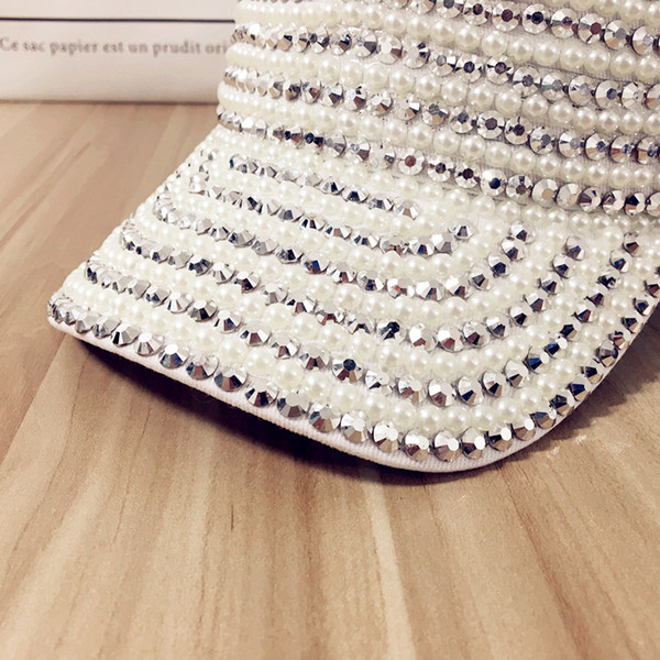 Красива дамска шапка с капси и дишаща материя