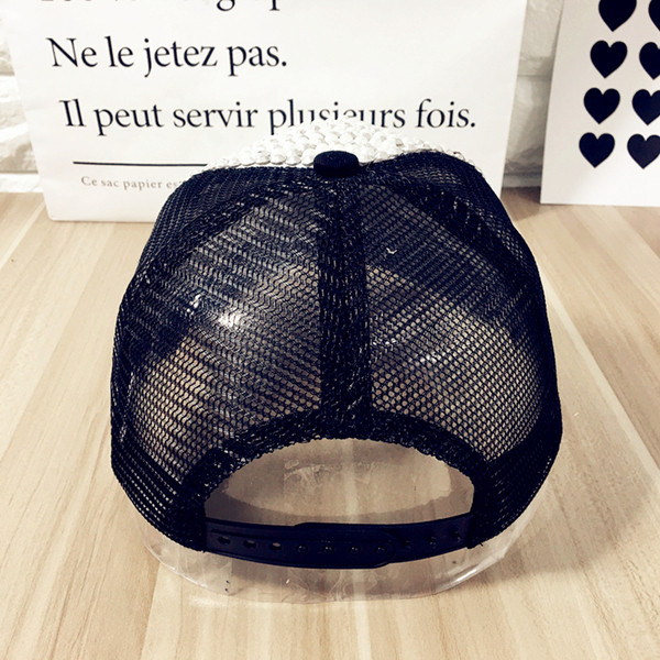 Красива дамска шапка с капси и дишаща материя