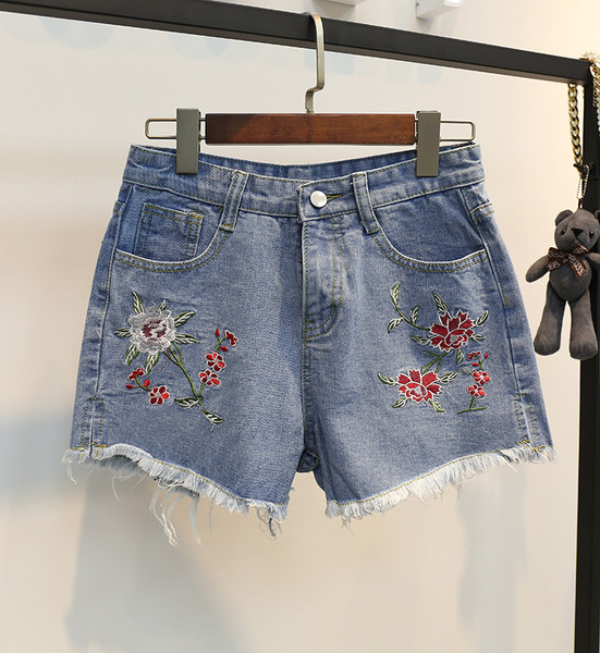 Дамски къси дънкови шорти с уникална по рода си бродерия