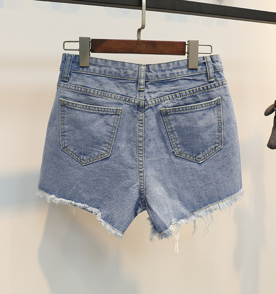 Дамски къси дънкови шорти с уникална по рода си бродерия