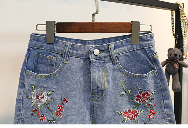 Дамски къси дънкови шорти с уникална по рода си бродерия