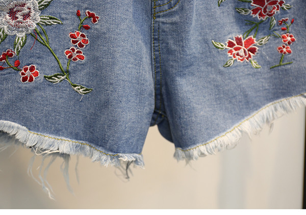 Дамски къси дънкови шорти с уникална по рода си бродерия