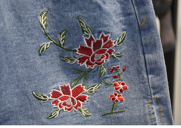 Дамски къси дънкови шорти с уникална по рода си бродерия