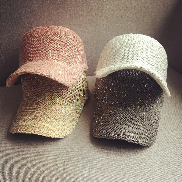 Актуална плетена дишаща шапка с пайети