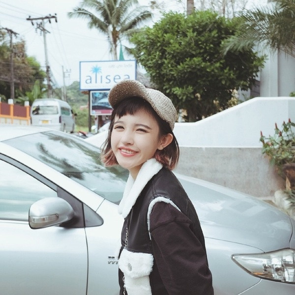 Актуална плетена дишаща шапка с пайети